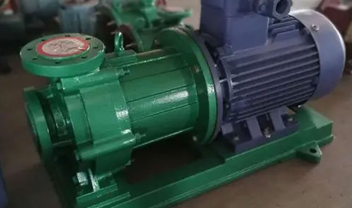 What is the difference between a self-priming centrifugal pump and a self-priming pump?